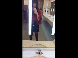 伪娘女厕露出 Transvestites 小薰 in the female toilet masturbation