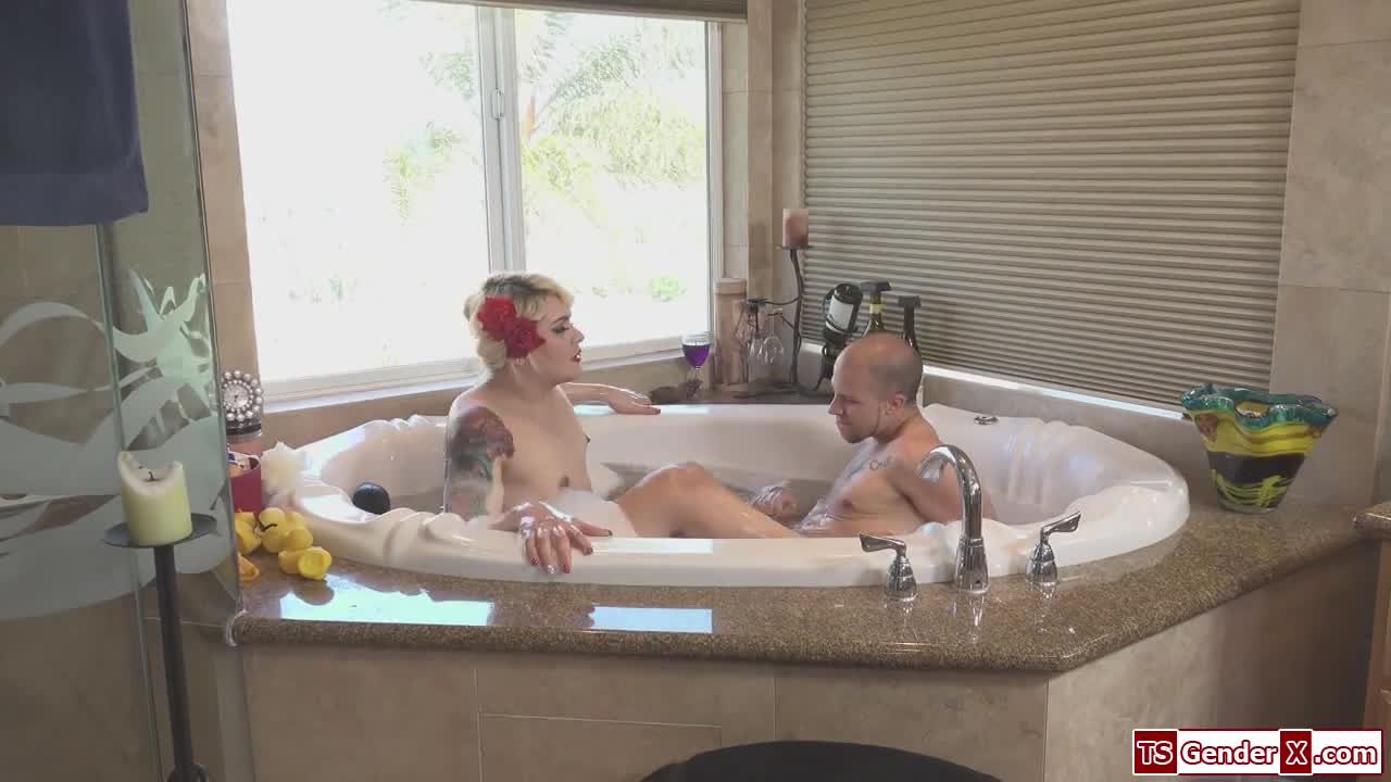 Tattooed trans stepmom Isabella Sorrenti anal fucks stepson