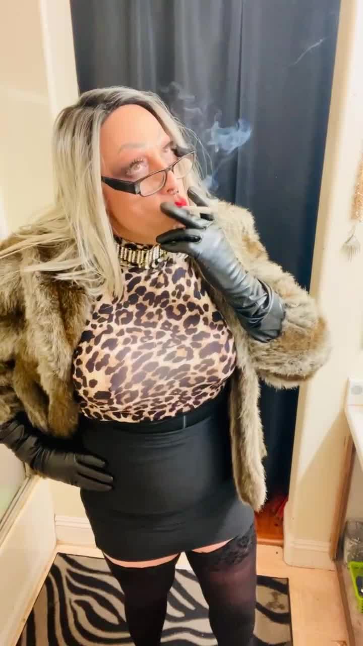 Marilyn Smoking Fetish Model Tease