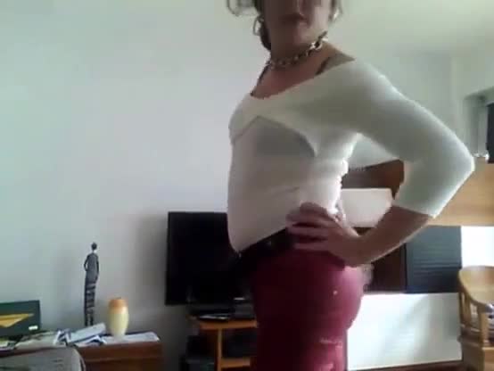 Caroline crossdresser en pantalon slim rouge et top ech